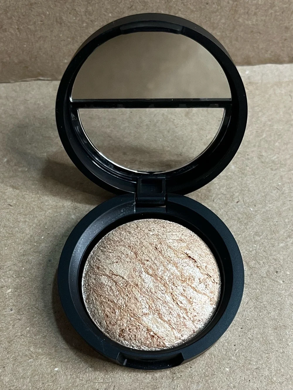 New Without Box Laura Geller Baked Marble Eyeshadow Vanilla Pearl .06